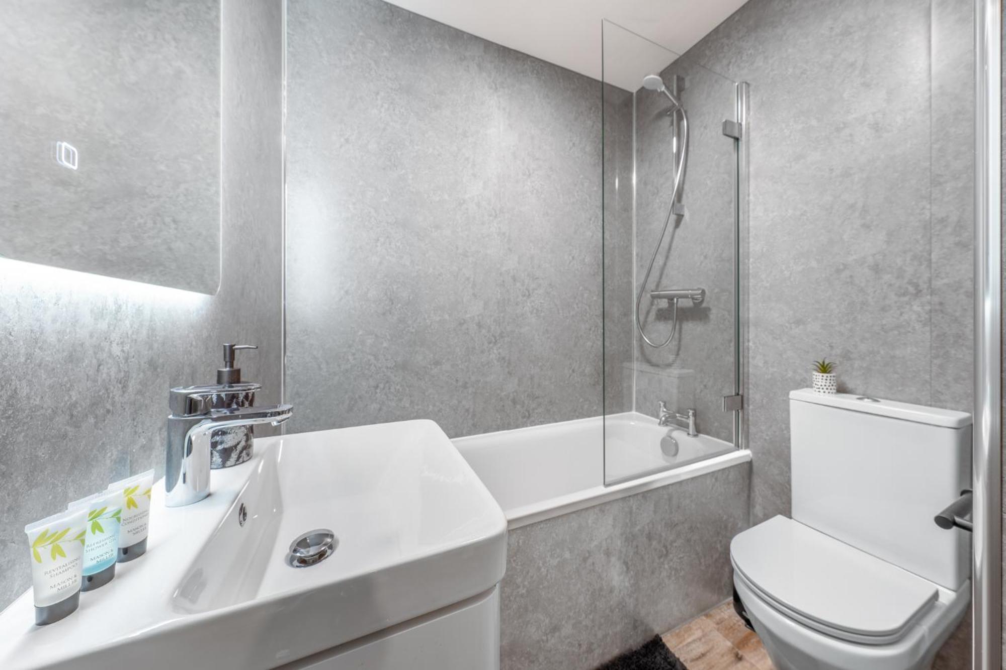 Potters Bar - Free Parking - Private Bathroom - Netflix - 4 Mins Walk To Station - 20 Mins Direct Trains To London Buitenkant foto