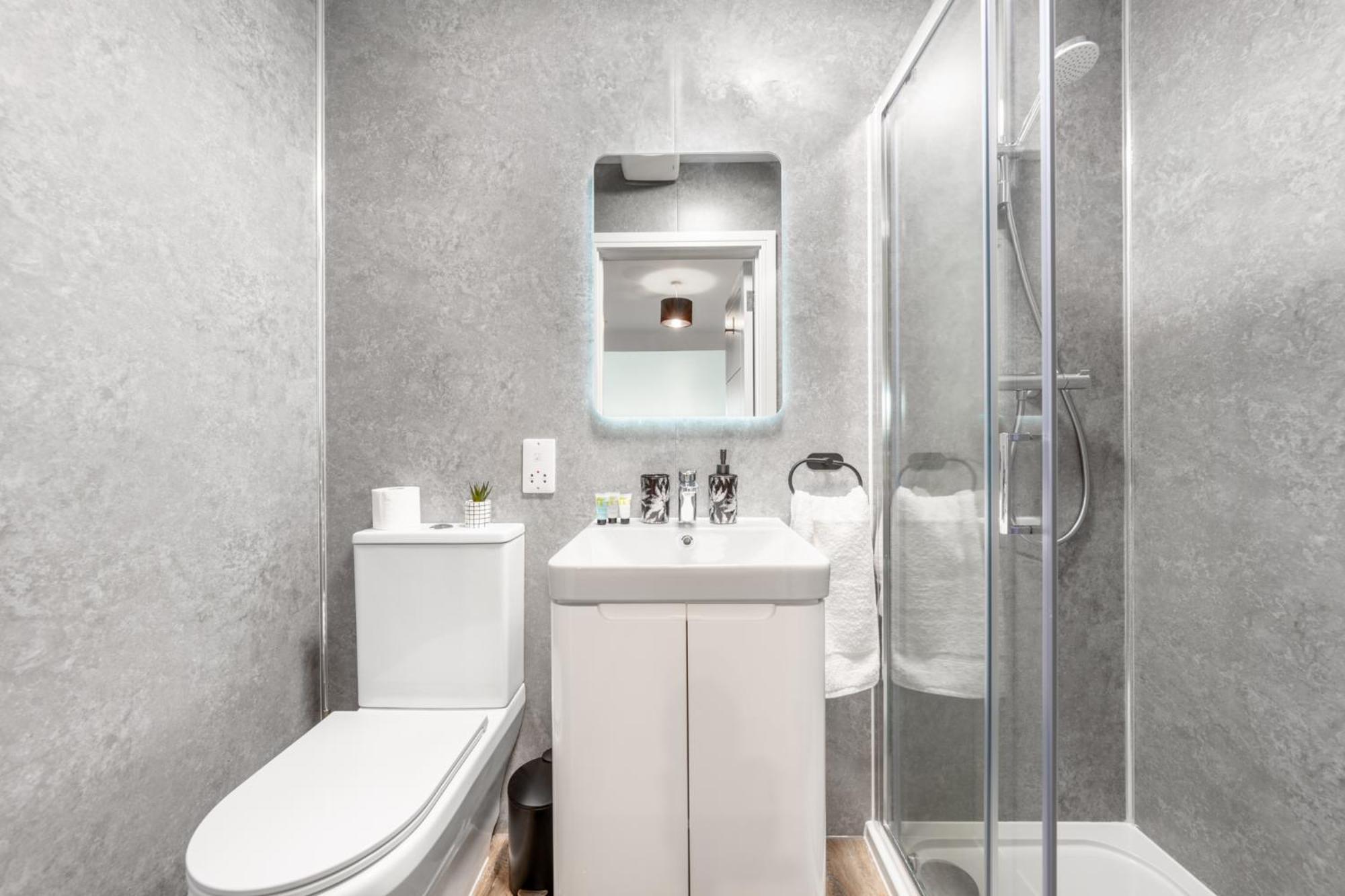 Potters Bar - Free Parking - Private Bathroom - Netflix - 4 Mins Walk To Station - 20 Mins Direct Trains To London Buitenkant foto