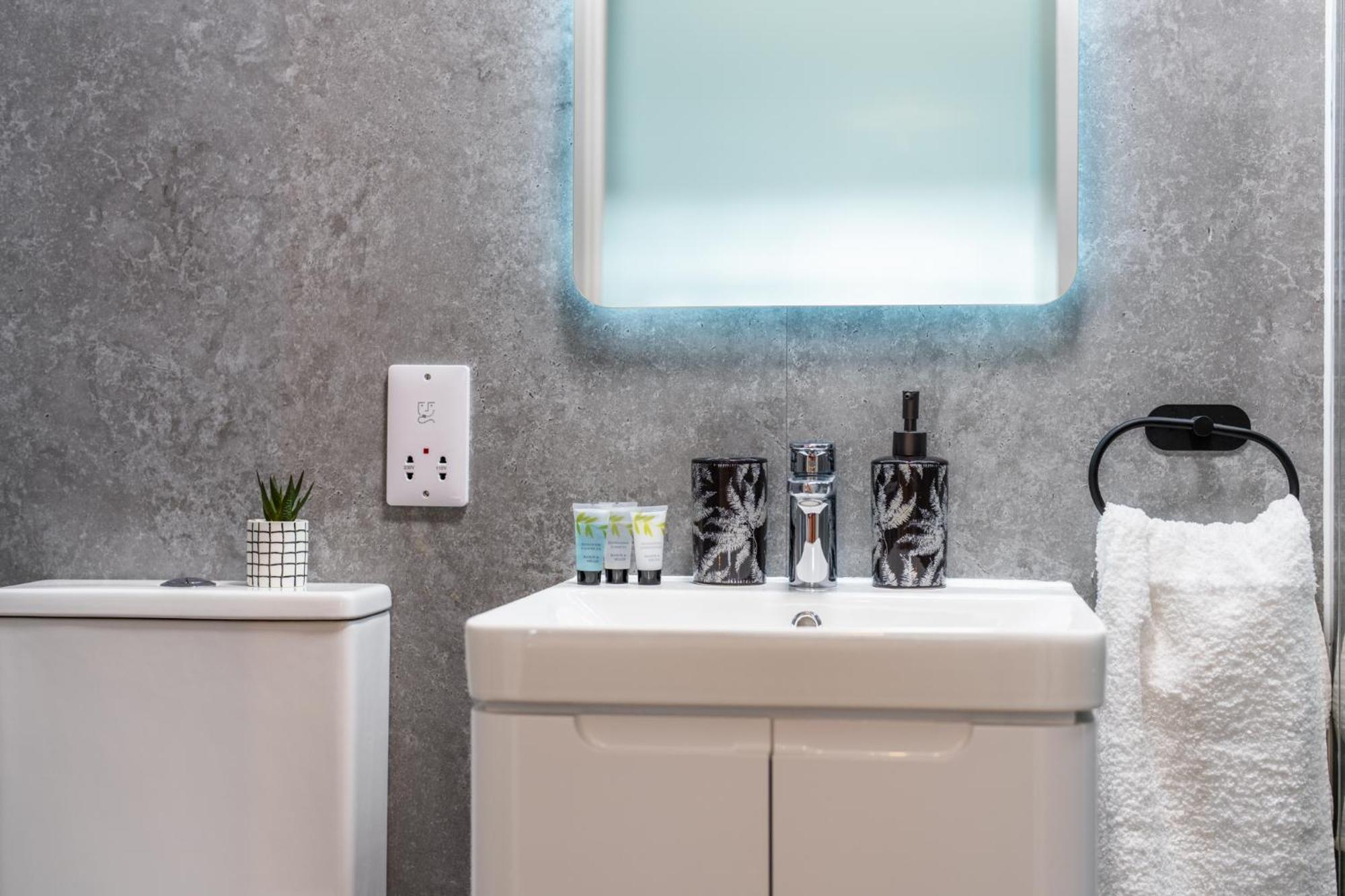 Potters Bar - Free Parking - Private Bathroom - Netflix - 4 Mins Walk To Station - 20 Mins Direct Trains To London Buitenkant foto